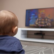 Guardare la tv con i bambini: cosa è meglio fare?