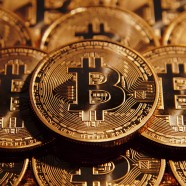 Bitcoin in caduta libera: valore dimezzato in appena un mese